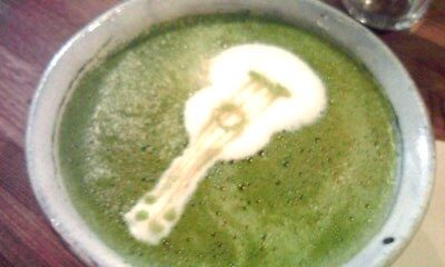 ウクレレ模様の抹茶ラテ